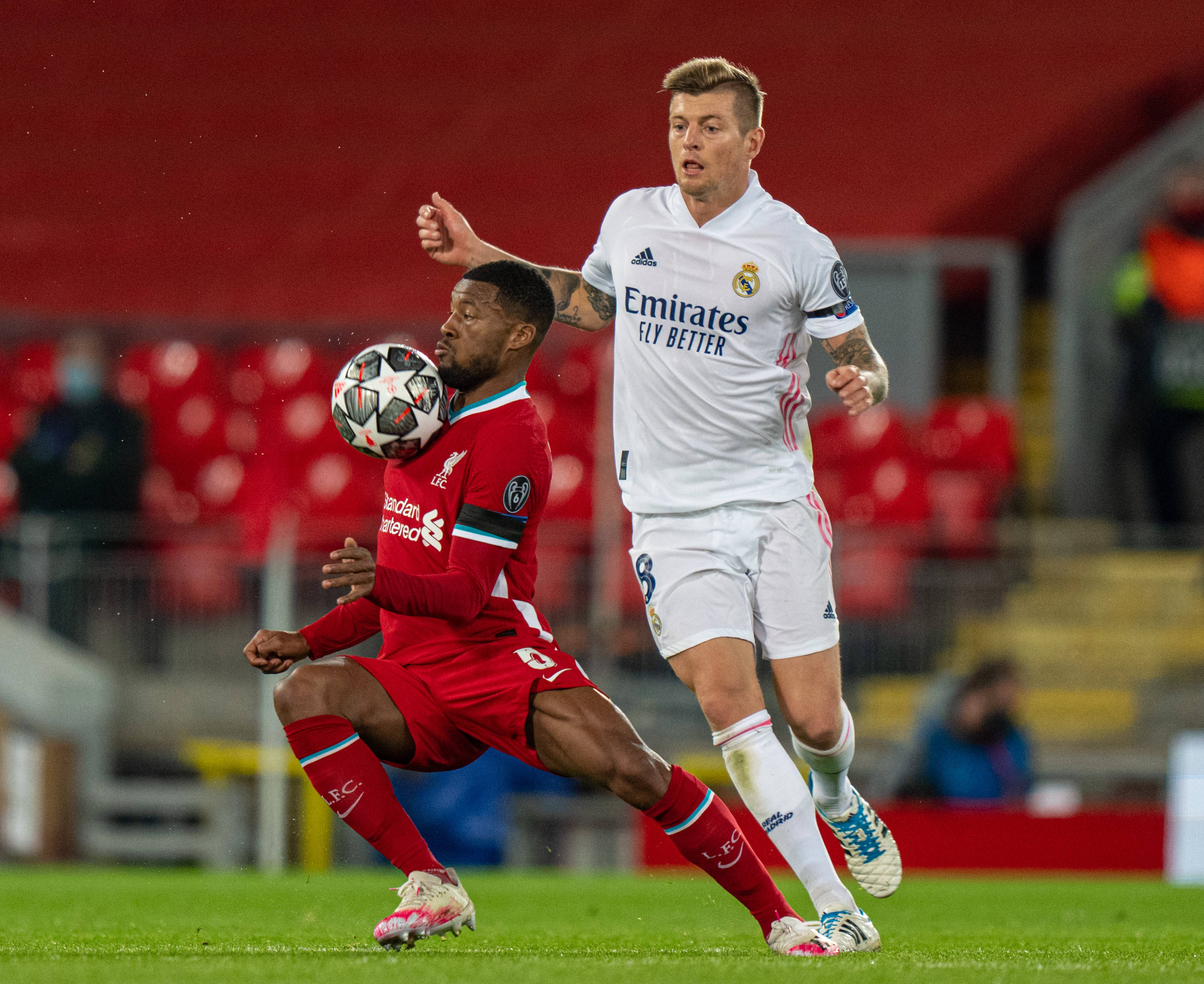 突发！美媒曝重磅交易方案，火箭9换1，字母哥联手杜兰特？（美媒曝震撼方案：火箭或以九换一，字母哥将携手杜兰特？）