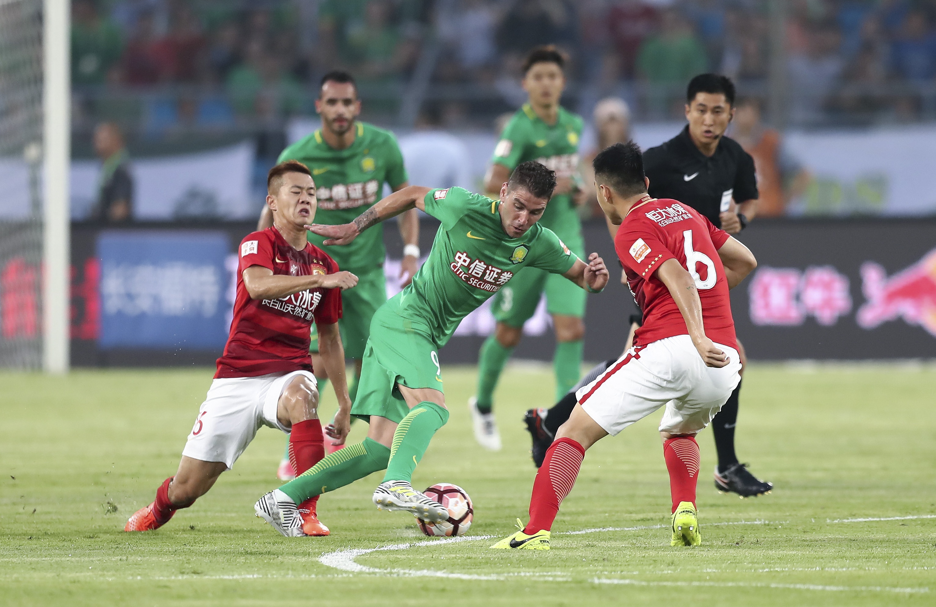 大谷翔平在 2025 年开幕战的球鞋采用高科技材料，能够实时回传其步频数据